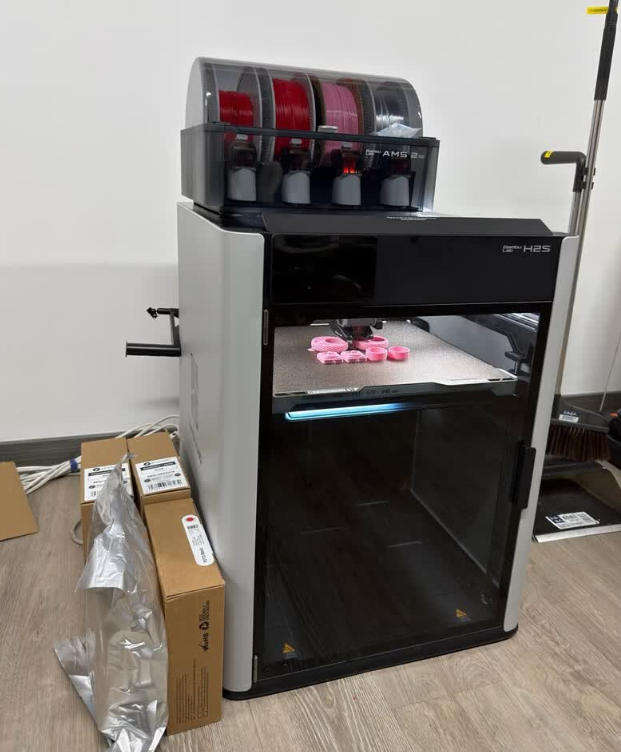 H2S Combo 3D 打印机，带外壳，采用 AMS 系统，支持多材料打印